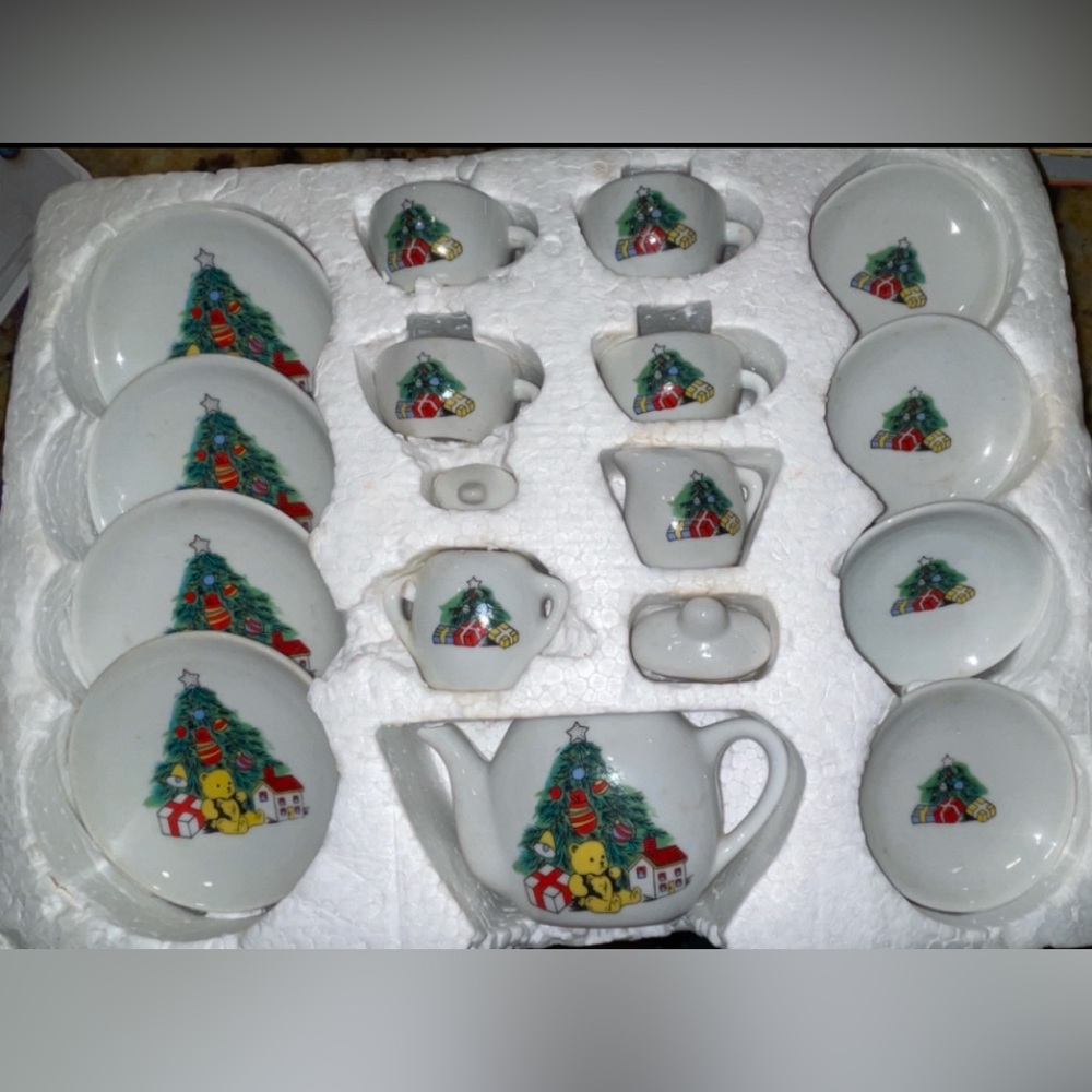 Childs Christmas Porcelain Tea Set 17 Piece Holiday Teddy Bear Miniature Vintage